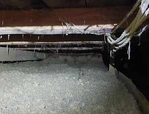 Zateplení rodinného domu s pultovou střechou pomocí foukané izolace